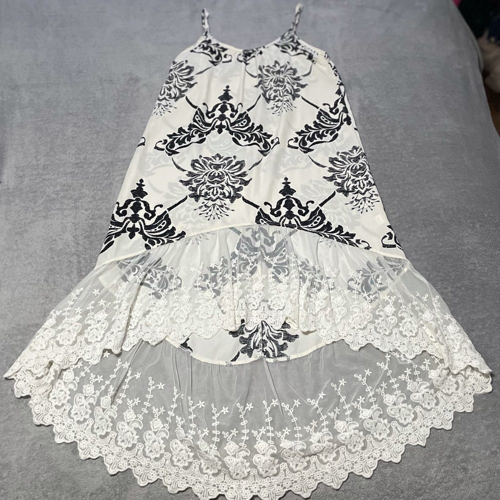 Auditions high low dress size small. Excellent condition. Approx 18” pit to pit